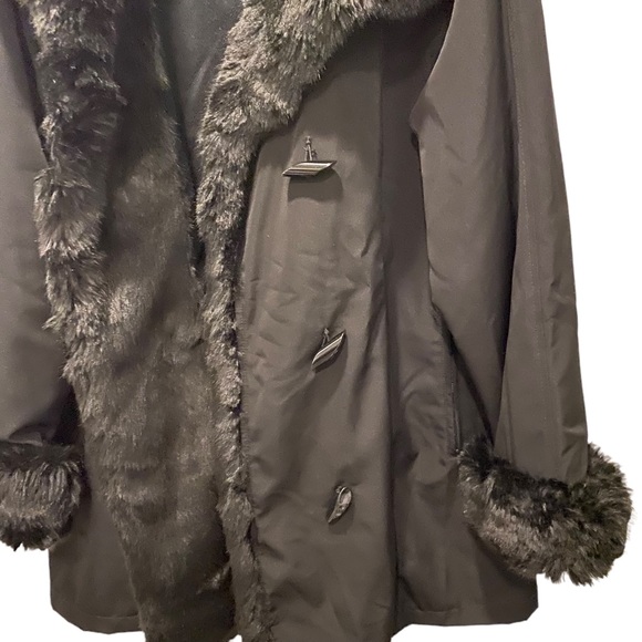 Jacques Vert black coat with faux fur collar and cuffs and toggle closure - Picture 7 of 10